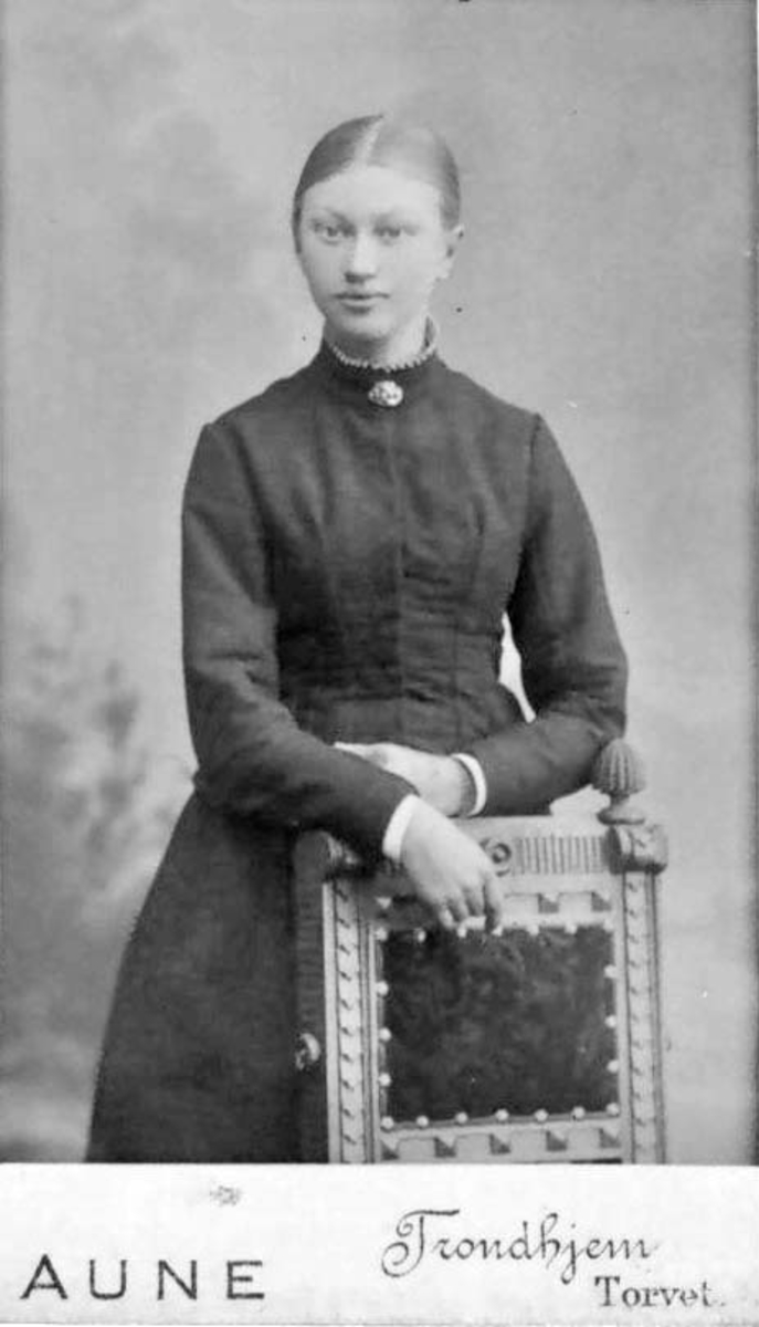Atelierbilde, halvfigur, portrett, ung kvinne