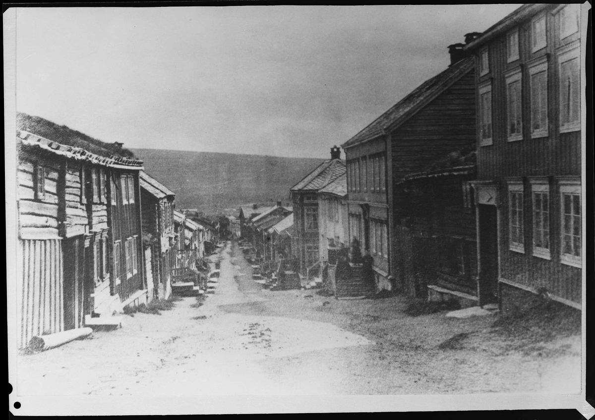 Bebyggelse i Kjerkgata på Røros. Lang-Knut-gården og Rammgården på høyre side.