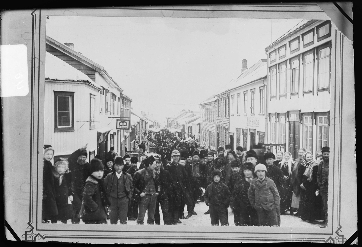 Folkemengde i Kjerkgata under Rørosmartnan. Reproduksjon