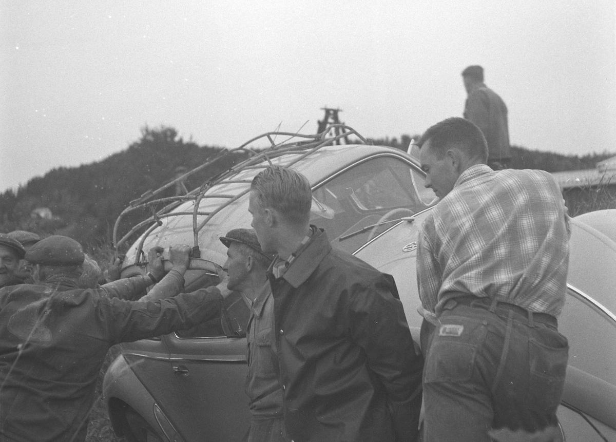 Bilulykke, utforkjøring på Ring? 1962. Volkswagen, Folkevogn, "Boble" Bilen hjelpes på hjula av frivillige. 