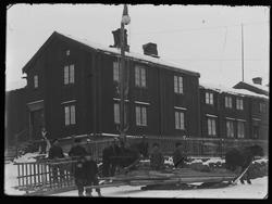 Hestekjørere og barn foran gården Reimersberget, Røros sentr