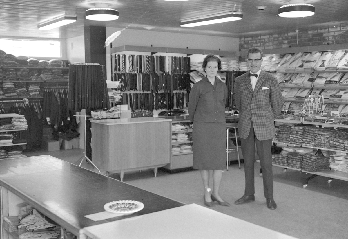 Ringsaker, Moelv, Arne Dulsruds forretning i Storgata 112. Interiør, avdeling med dresser. 
Ukjent og Arne Dulsrud (1920-).