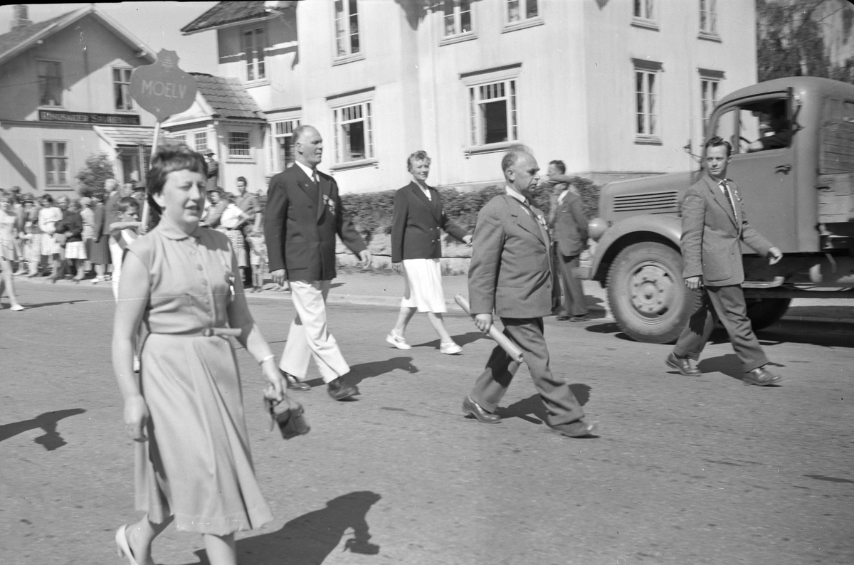 Turnstevne i Moelv i 1959. Turnerer marsjerer gjennom Storgata på veg til Idrettsparken. 