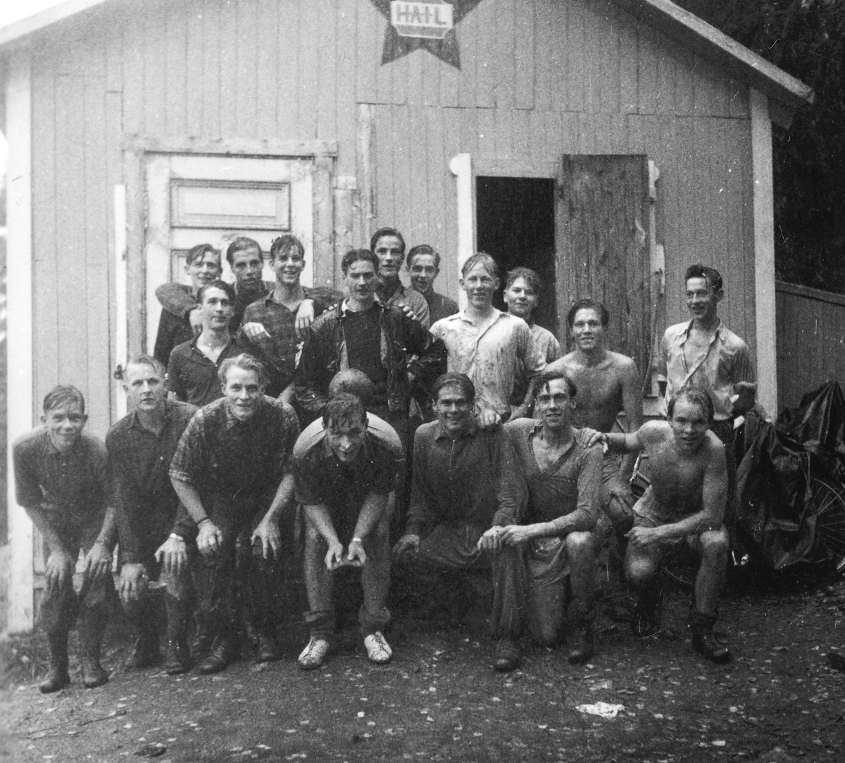 Hamar, Greveløkka, Fotballspillere, lagbilde, ukjente. 1941. Utenfor klubbhuset til HAIL, Hamar Arbeideridrettslag,