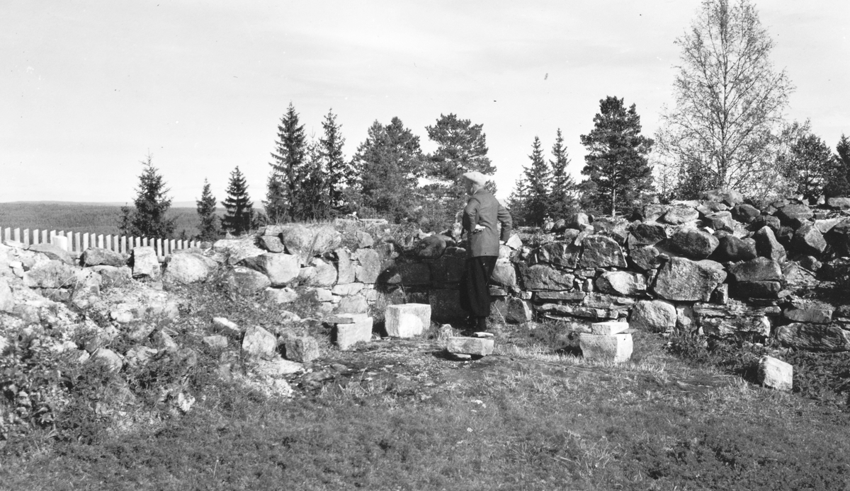 Rokoberget i Løten, kirkeruin, middelalder. 