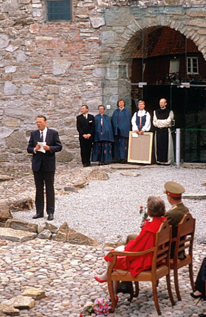 Hamar, Signingsreisen 1991, Hedmarksmuseet, Domkirkeodden, Borggården. Kong Harald og dronning Sonja, professor Ragnar Pedersen holder tale,
