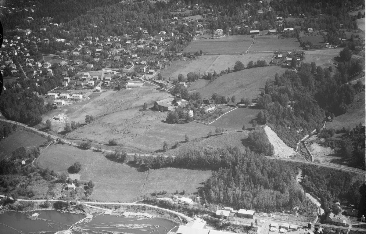 Flyfoto, Lillehammer, Suttestad gård (Sustad gård) med Sole pensjonat midt i  bildet, mot Bellevue (Trararo) og Breiseth gård. Årettaelva til høyre, sykehuset øverst i venstre hjørne. Lillehammer Dampsag & Høvleri helt i forgrunnen.