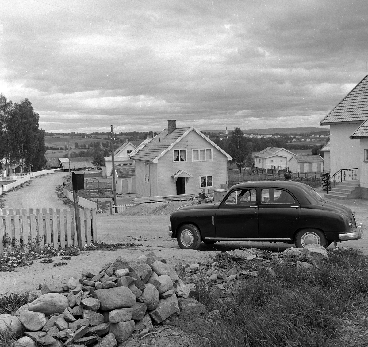 Boligområdet, Smeby, Solvang med Vang kirka i bakgrunn. Svart bil i forgrunn, Fiat 1400, 1950-57 mod.