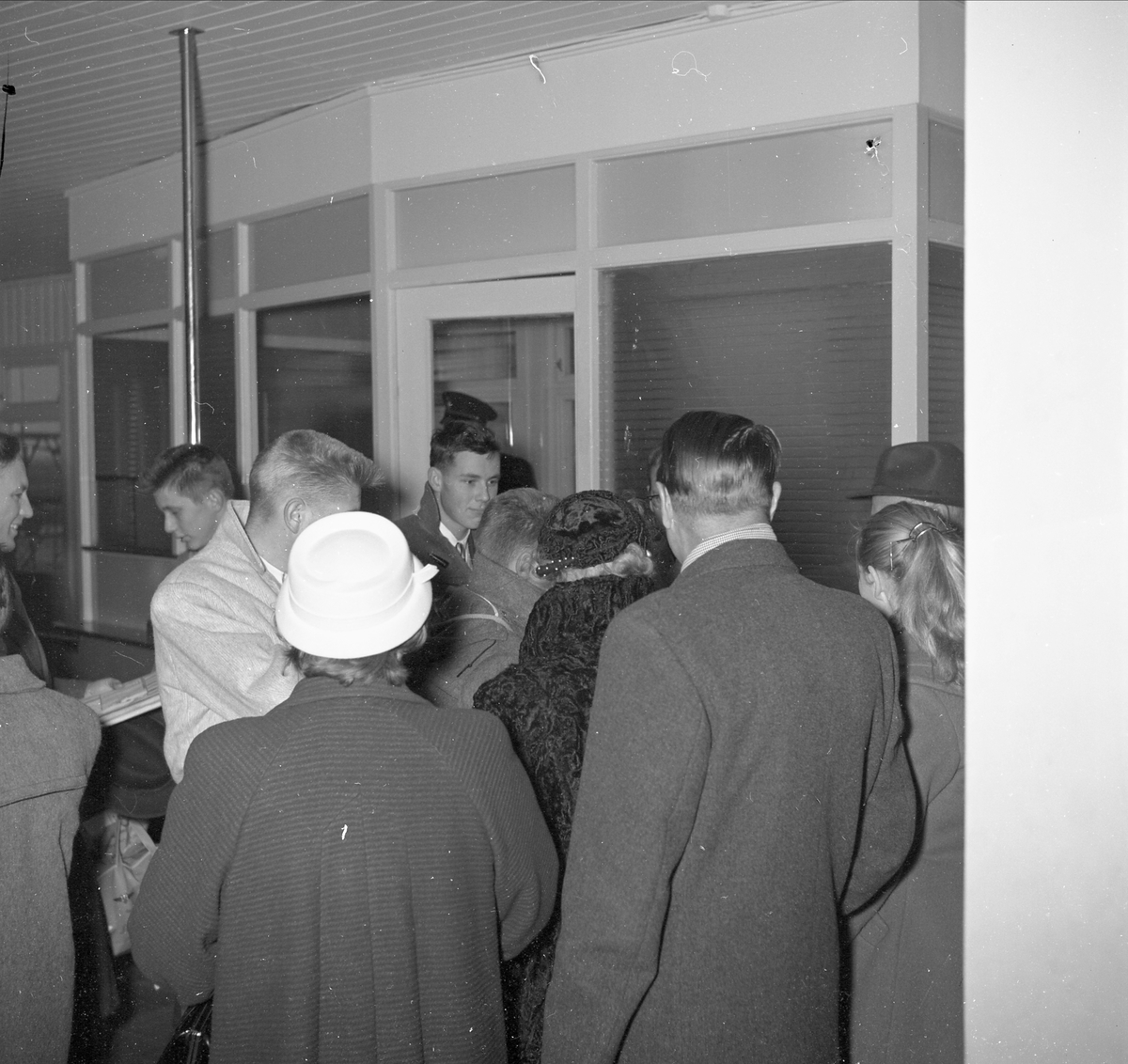 Fornebu Flyplass. Jon Reistad kommer hjem med fly fra USA og blir tatt i mot av familien 23-12-1957. 