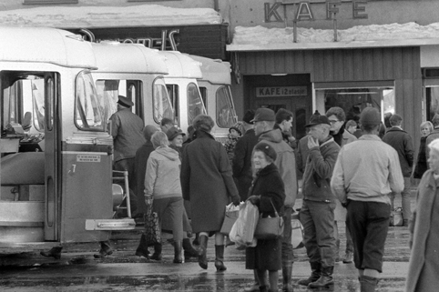 City rutebilstasjon i Brumunddal. Busspassasjer på buss-stasjonen. Busser fra Hamar og Omland Bilruter.