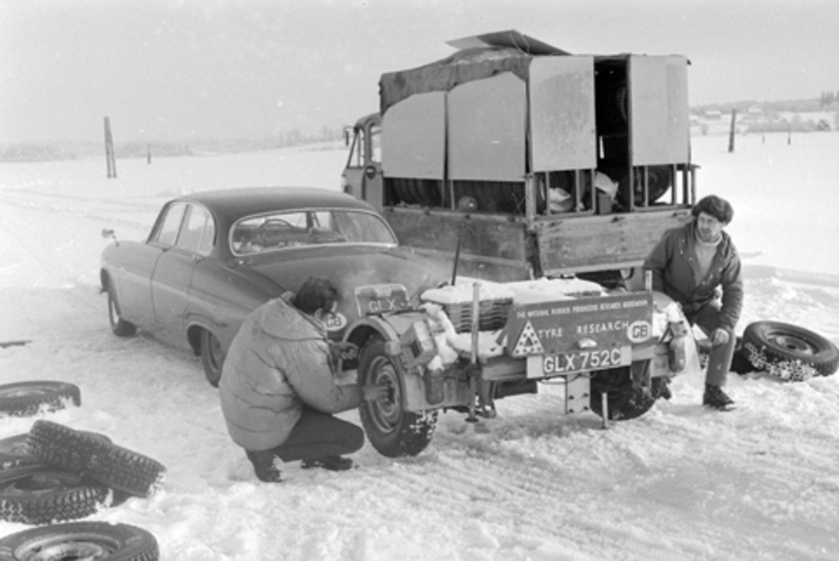 ÅKERSVIKA, UTPRØVING, TESTING AV VINTERDEKK, ENGELSK REGISTRERT PERSONBILMED HENGER, LASTEBIL