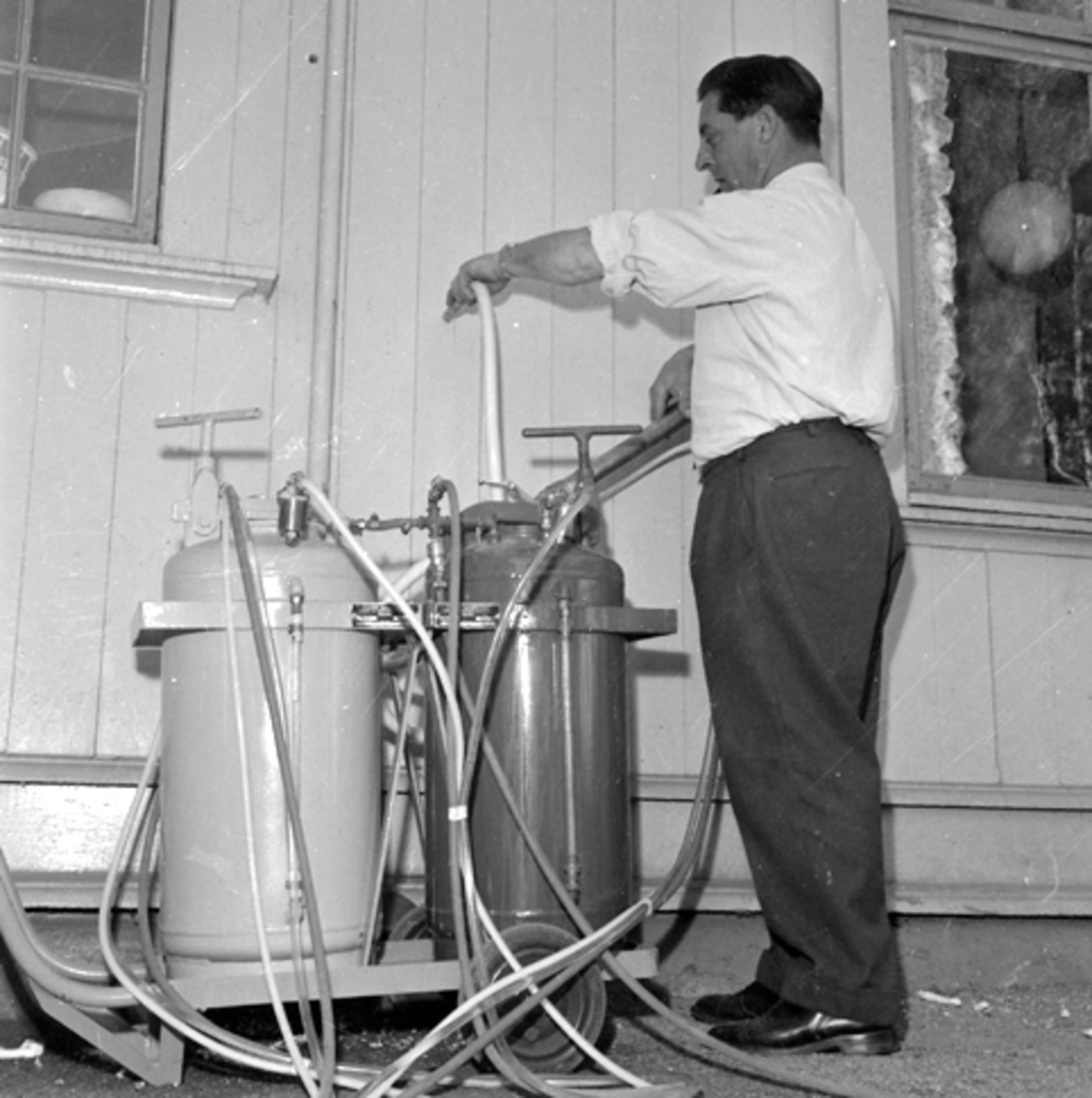 Ukjent mann med rengjøringsutstyr?