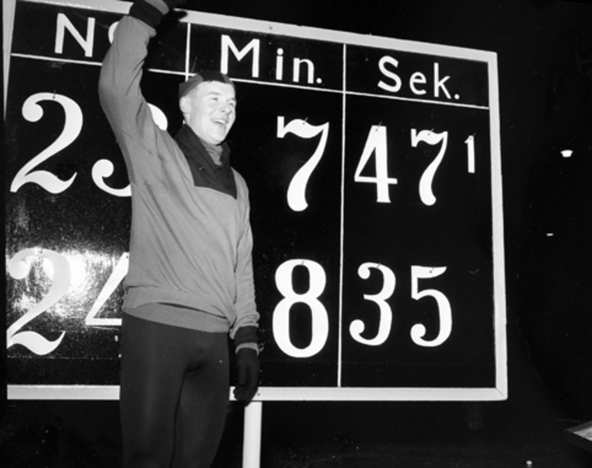 Knut Kuppern Johannesen foran resultattavlen etter seier på 5000m på ny norsk rekord, 7.47.1. NM, Norgesmesterskapet på Hamar Stadion.