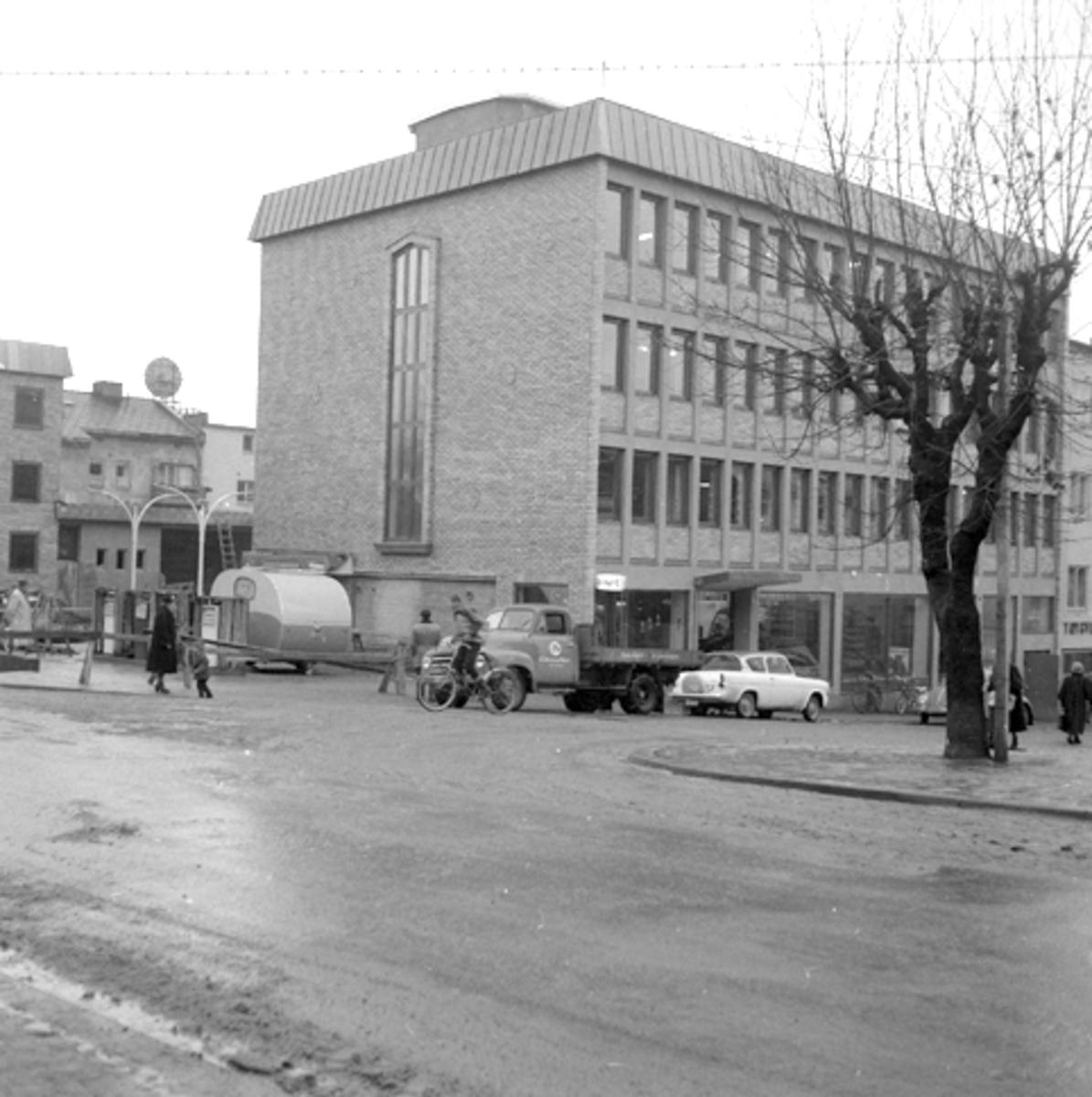 Grønnegata 54, Sverresgate Hamar. Opel Blitz lastebil 1952-60. Dessuten Ford Anglia, modellen som kom ny høsten 1959.