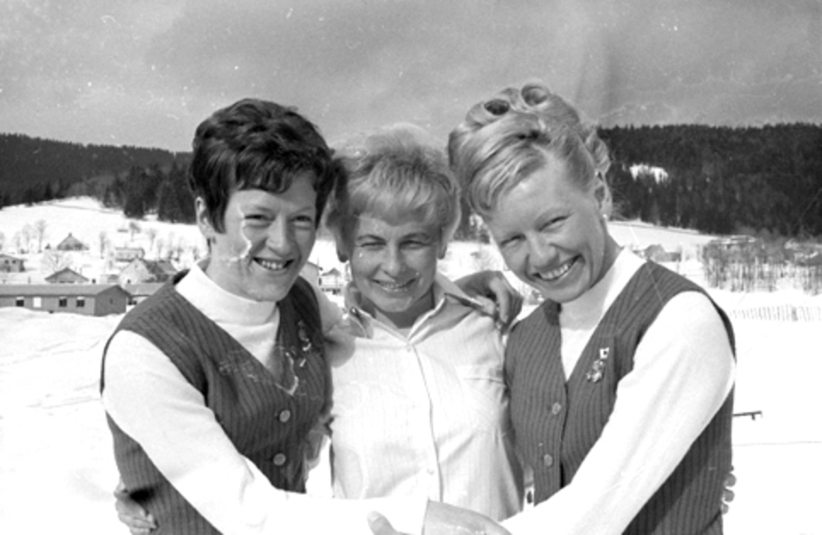 Toini Gustafson, Sverige, ski, langrenn (i midten) sammen med to ukjente.