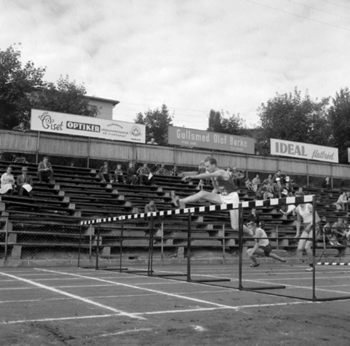 Hamar stadion, hekkeløp, friidrett, Gunnar Hovland, Veldre. De andre er ukjente.