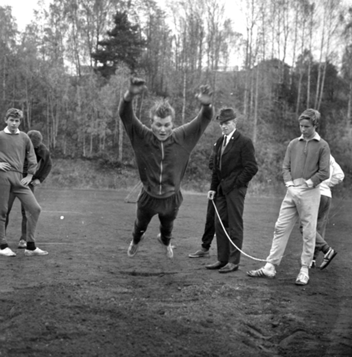 Sveum, Brumunddal, trening, fotball,  trener (?) Aage Skaugen (eller Mathias Skaug, Ringsaker)??.