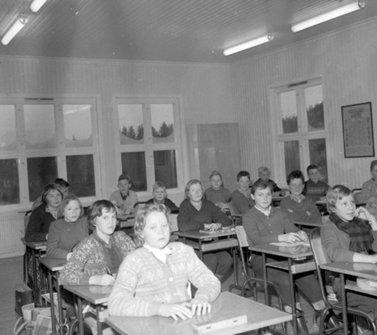 Mauset skole, Furnes november 1960. Klasserom, skoleelever, 1 rekke forfra Anne Marie Bakkerud, Karin Torild Solhøi, Marit Thora Solhøy, Solvår Løvlien, Harald Holte. 2. rekke bakfra Tor Nordve, Ivar Anderssen, Liv Tove Solhøi, Jorun Hovde, Kari Thingstad. 3 rekke forfra, Arild Mauseth, Kjell Granberg, Bjørn Einarsen. 4. rekke bakfra Tore Nordsveen, Lars Brattberg, se også HS-04785.