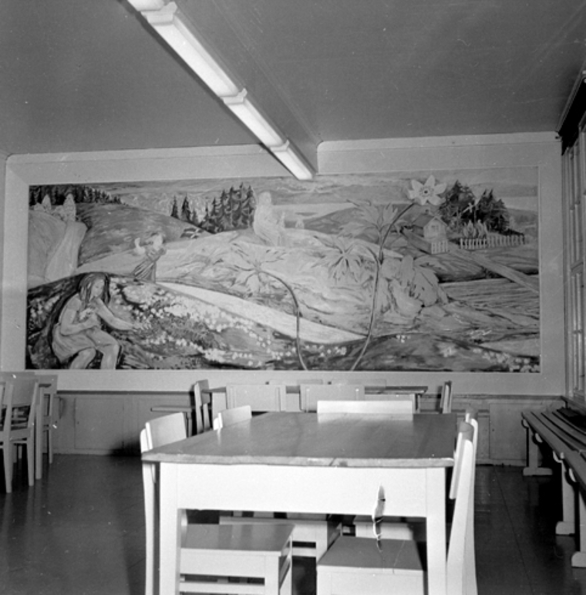 Mostu skole, Strandlykkja, utsmykning ved maleren Teigen.
