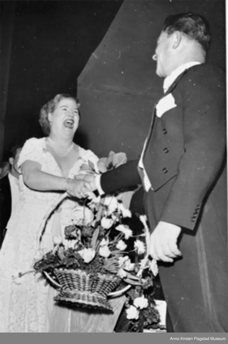 Kirsten Flagstad ved sin avskjedskonsert i Nationalthearet i Oslo 12. desember 1953, nøyaktig 40 år etter hennes debut. Til høyre Einar Sissener, skuespiller. Kirsten Flagstad at her farewell concert at Nationaltheatret, Oslo 12 December 1953, exactly 40 years after her debut. To the right Einar Sissener, actor. 