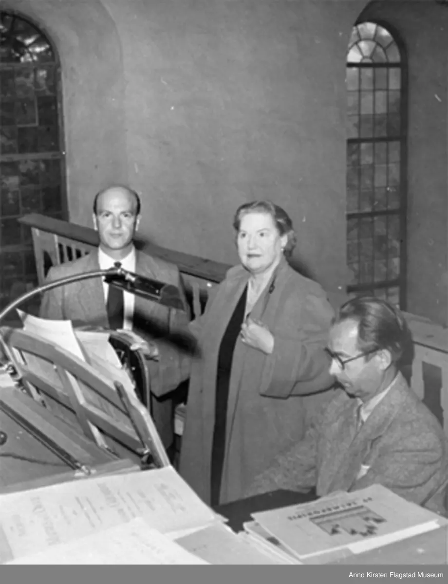 Fra innspillinger av salmer i Ris kirke september 1956. Fra venstre: musikkredaktør i NRK Torstein Gunnarson, Kirsten Flagstad, Sigvart Fotland ved orgelet. Recording hymns in Ris church, Oslo September 1956. From the left: Music journalist NRK Torstein Gunnarson, Kirsten Flagstad, Sigvart Fotland at the organ. 