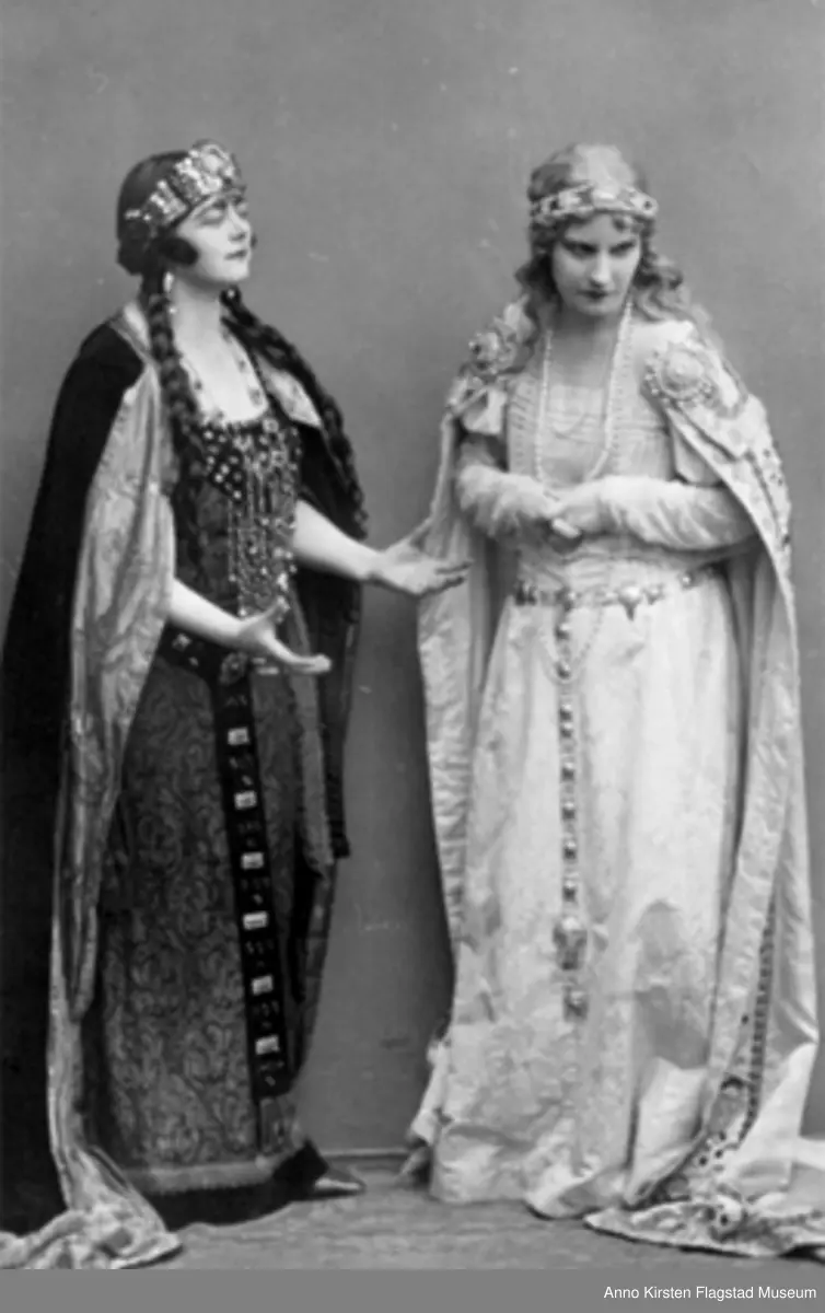 Rollebilde. Kirsten Flagstad som Elsa i Lohengrin, opera av Richard Wagner. Nationaltheatret, Oslo. Rolledebut 14. juni 1929. Hildur Øverland som Ortrud. Role photo. Kirsten Flagstad as Elsa in Lohengrin, opera by Richard Wagner. The National Theatre, Oslo. Role debut 14 June 1929. Hildur Øverland as Ortrud. 