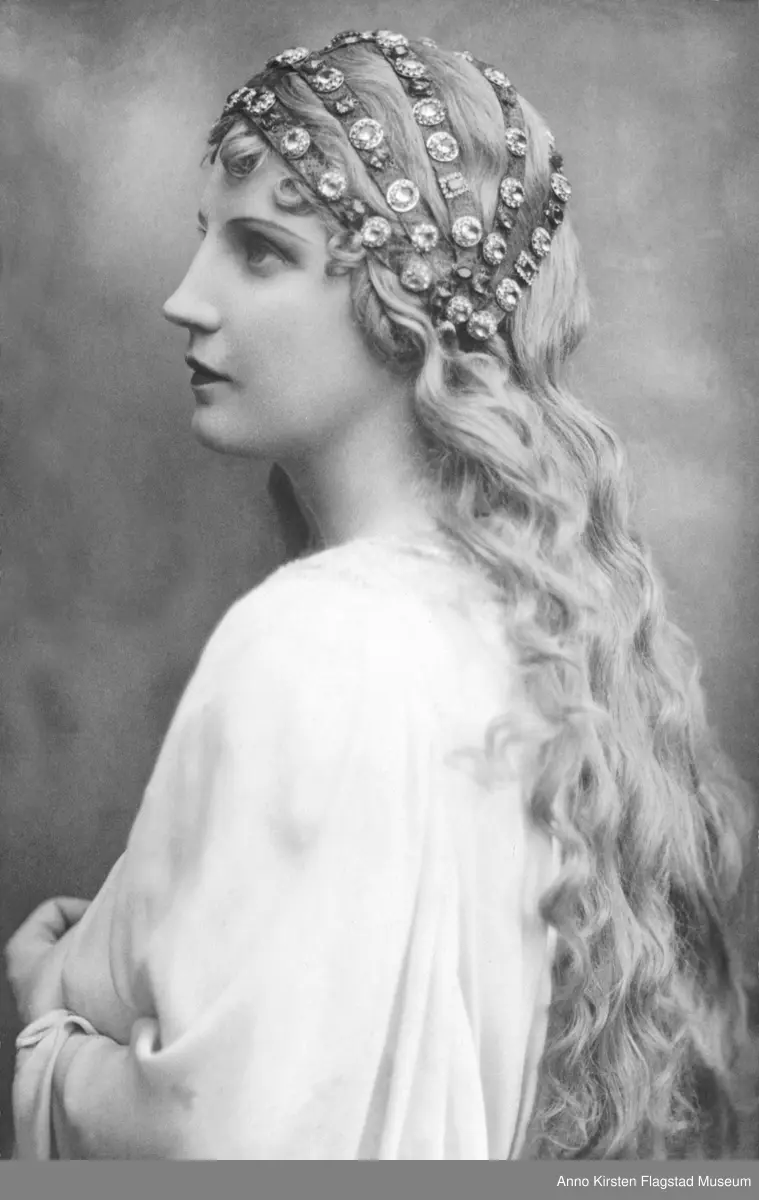 Rollebilde. Kirsten Flagstad som Elsa i Lohengrin, opera av Richard Wagner. Nationaltheatret, Oslo. Rolledebut 14. juni 1929. Role photo. Kirsten Flagstad as Elsa in Lohengrin, opera by Richard Wagner. The National Theatre, Oslo. Role debut 14 June 1929. 