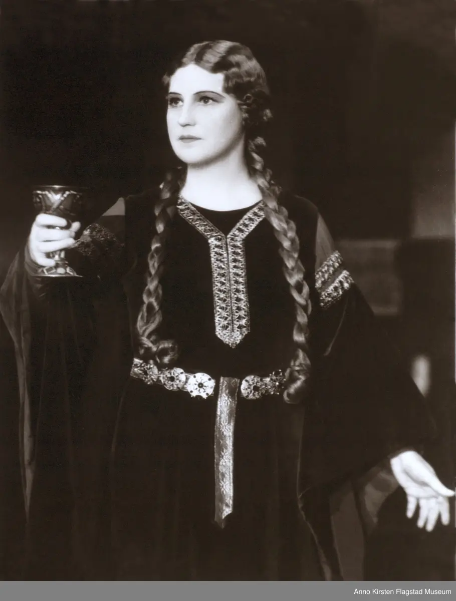 Rollebilde. Kirsten Flagstad som Isolde i Tristan und Isolde, opera av Richard Wagner. Metropolitan Opera, New York 6. februar 1935. Role photo. Kirsten Flagstad as Isolde in Tristan und Isolde, opera by Richard Wagner. Metropolitan Opera, New York 6 February 1935. 
