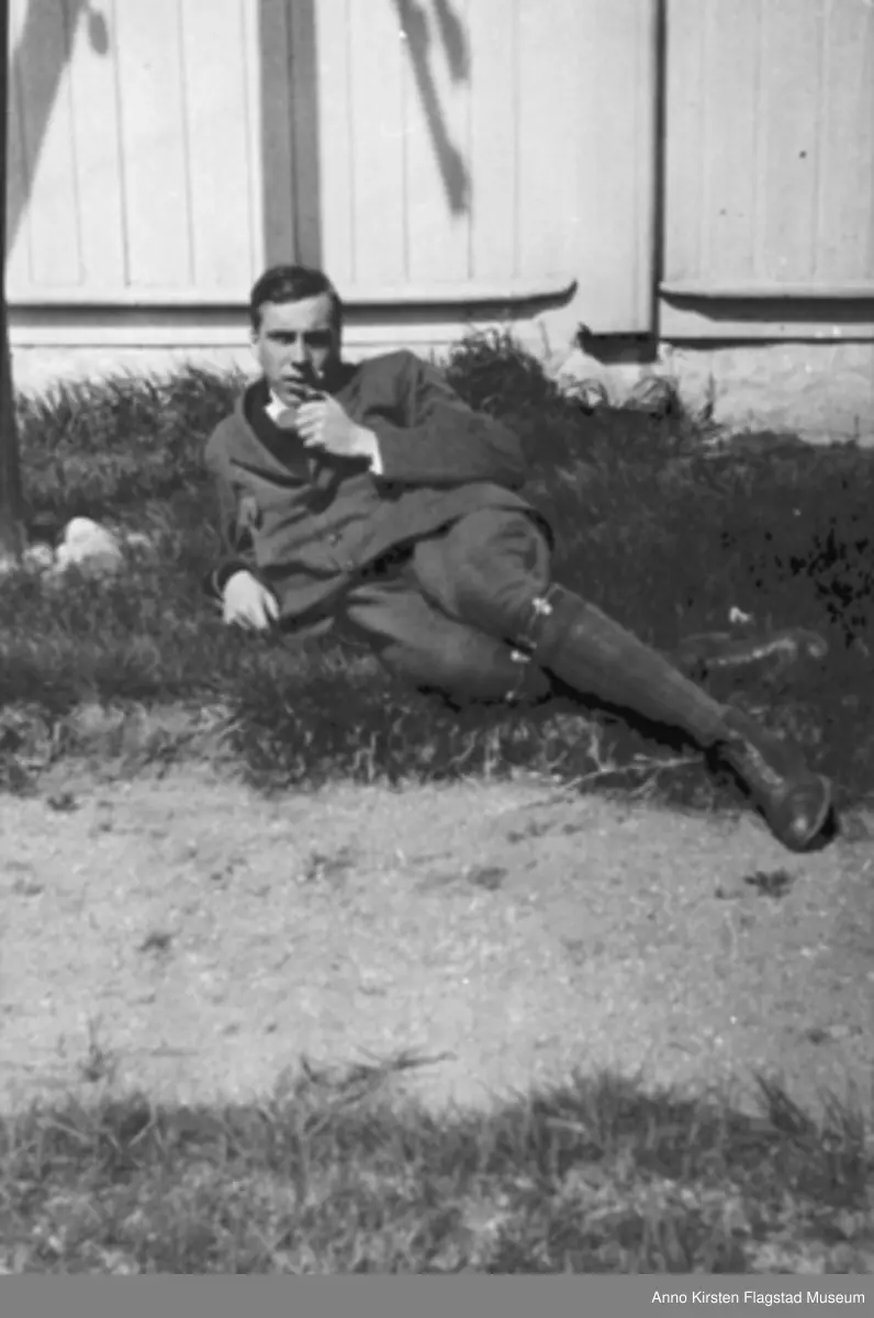 Kirsten Flagstads ektemann Sigurd Hall foran Villa Furua på Vinderen, Oslo 1920. Kirsten Flagstads husband Sigurd Hall outside Villa Furua at Vinderen, Oslo 1920. 