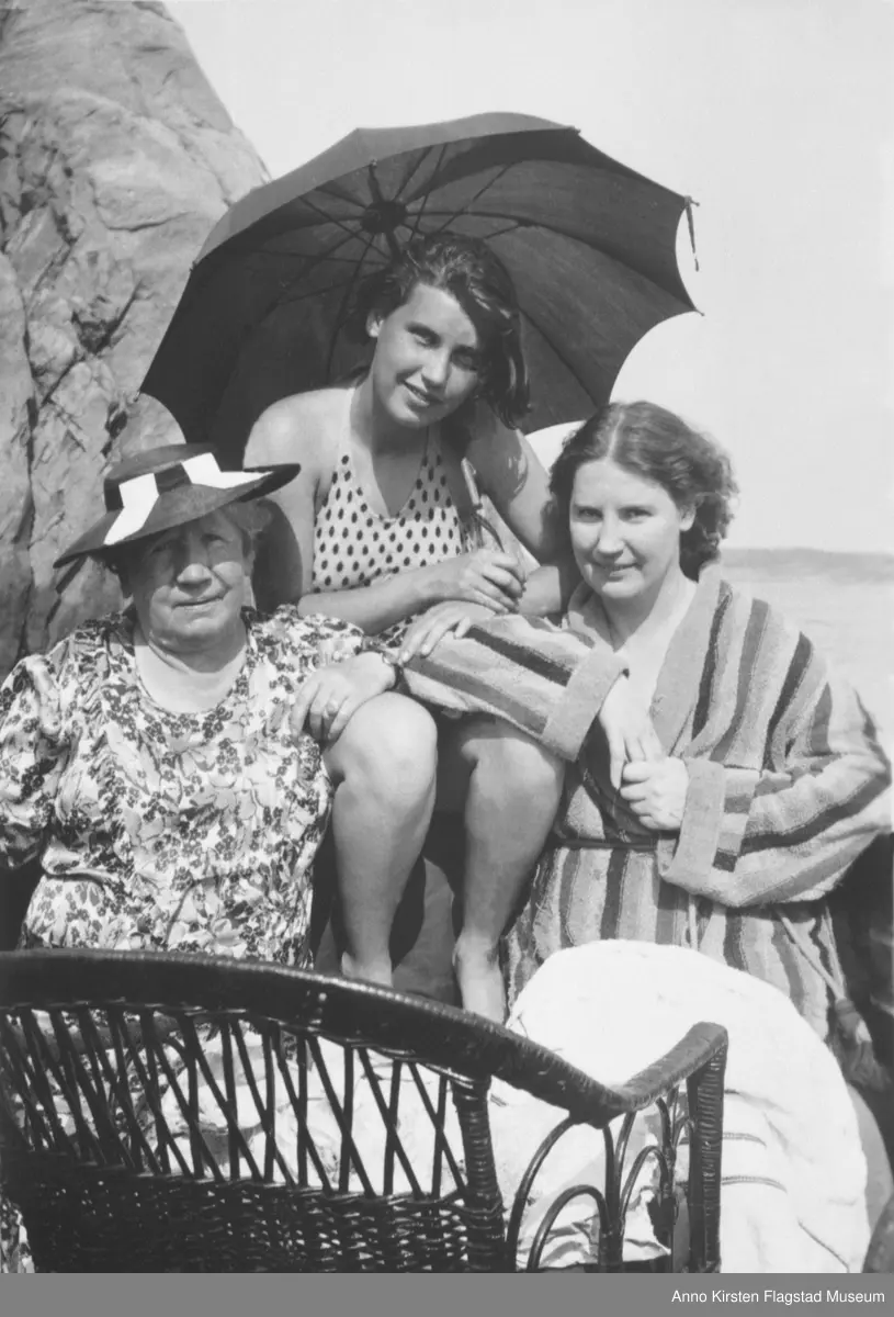 Kirsten Flagstad på ferie i Strømstad, Sverige sammen med fra venstre hennes mor Marie Flagstad og hennes datter Else Marie. 1936. Kirsten Flagstad on summer holiday at Strømstad, Sverige, with from left her mother Marie Flagstad and her daughter Else Marie. 1936. 
