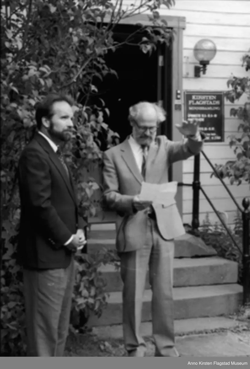 Åpning av Kirsten Flagstads Plass på Hamar 12. februar 1990. Kirsten Flagstads fødehjem Strandstuen, i dag Kirsten Flagstadmuseet. Fra venstre: Kirsten Flagstads dattersønn Sigurd Hall Dusenberry og Tore Gullbraar. The opening of Kirsten Flagstad's Place at Hamar 12 February 1990. Kirsten Flagstad's birth place, today the Kirsten Flagstad Museum. From left: Kirsten Flagstad's grandchild Sigurd Hall Dusenberry and Tore Gullbraar. 