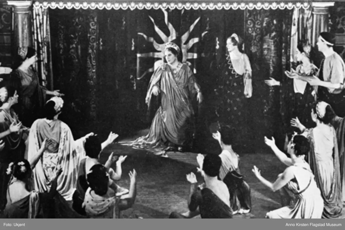Rollebilde. Kirsten Flagstad som Dido i Dido og Aenaes, opera av Henry Purcell. The Mermaid Theatre, London. Rolledebut 9. september 1951. Maggie Teyte som Belinda. Role photo. Kirsten Flagstad as Dido in Dido and Aenaes, opera by Henry Purcell. The Mermaid Theatre, London. Role debut 9 September 1951.  Maggie Teyte as Belinda. 