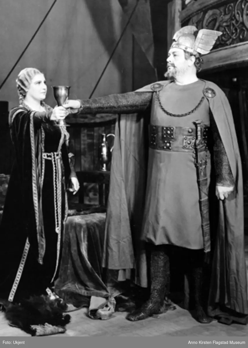 Rollebilde. Kirsten Flagstad som Isolde etter åpningsforestilling av Tristan und Isolde, opera av Richard Wagner. Metropolitan Opera, New York, 23. desember 1936. Lauritz Melchior som Tristan. Role photo. Kirsten Flagstad as Isolde after opening night performance of Tristan und Isolde, opera by Richard Wagner. Metropolitan Opera, New York, 23. December 1936. Lauritz Melchior as Tristan. 