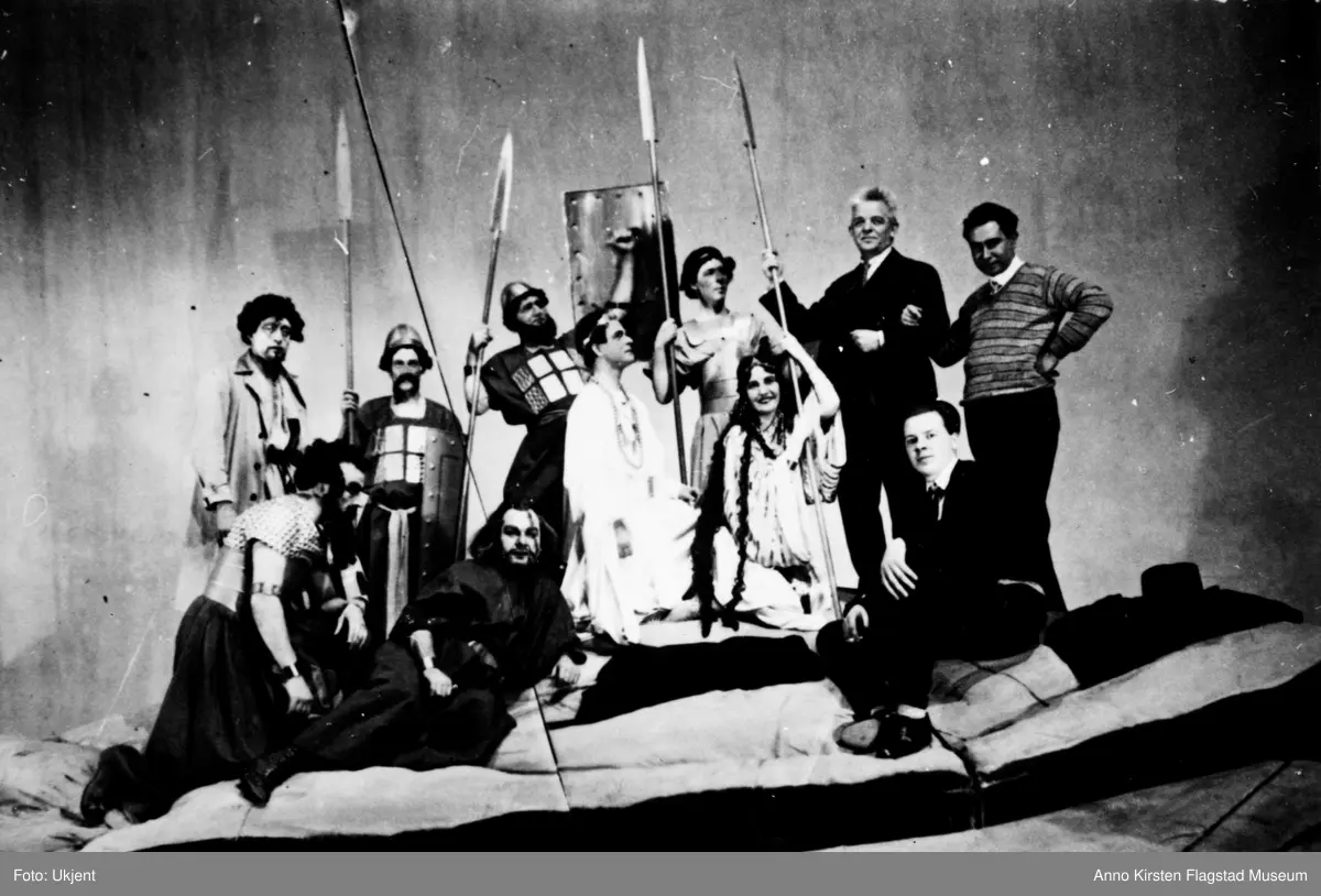 Rollebilde. Kirsten Flagstad som Mikal i Saul og David, opera av Carl Nielsen. Stora Teatern, Göteborg. Rolledebut 29. november 1928. Conrad Arnesen som David, Eric Åby som Saul. Nr. fra høyre bak: komponisten Carl Nielsen. Foto tatt etter forestillingen. Role photo. Kirsten Flagstad as Mikal in Saul and David, opera by Carl Nielsen. Stora Teatern, Göteborg. Role debut 29 November 1928. Conrad Arnesen as David, Eric Åby as Saul. No 2 from the right, behind: the composer Carl Nielsen. 