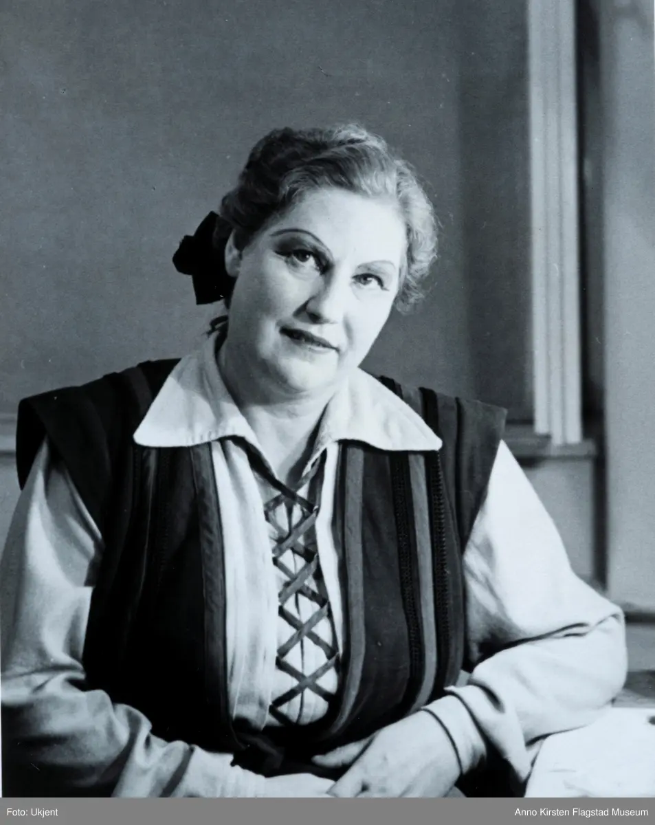 Rollebilde. Salzburger Festspiele 1949. Kirsten Flagstad som Leonore i Fidelio, opera av Ludwig van Beethoven. Fra garderoben før forestillingen. Role photo. Salzburger Festspiele 1949. Kirsten Flagstad as Leonore in Fidelio, opera by Ludwig van Beethoven.  From her dressingroom before the performance. 