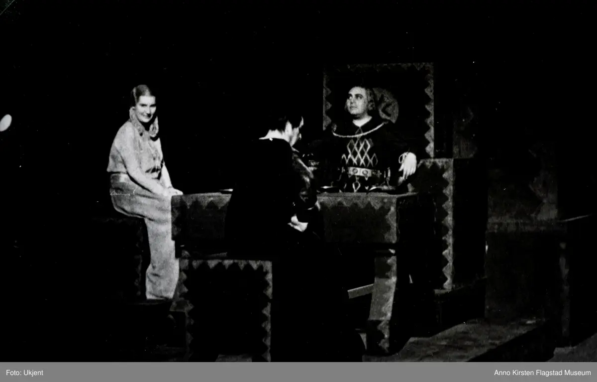 Rollebilde. Kirsten Flagstad som Gutrune i Götterdämmerung, opera av Richard Wagner. Jaro Prohaska som Gunther og Josef von Manowarda som Hagen. Bayreuther Festspiele. Rolledebut 29. juli 1934. Role photo. Kirsten Flagstad as Gutrune in Götterdämmerung, opera by Richard Wagner.  Jaro Prohaska as Gunther og Josef von Manowarda as Hagen. Bayreuther Festspiele.  Role debut 29 July 1934. 