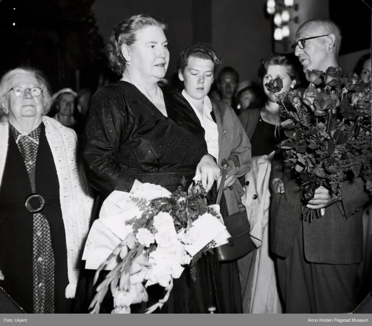 Kirsten Flagstad etter konsert i Eidsvoll kirke 28. august 1957. Til venstre hennes mor Marie Flagstad, til høyre komponisten Sverre Jordan. Kirsten Flagstad after a concert at Eidsvoll churh 28 August 1957. To the left her mother Marie Flagstad, to the right the composer Sverre Jordan. 