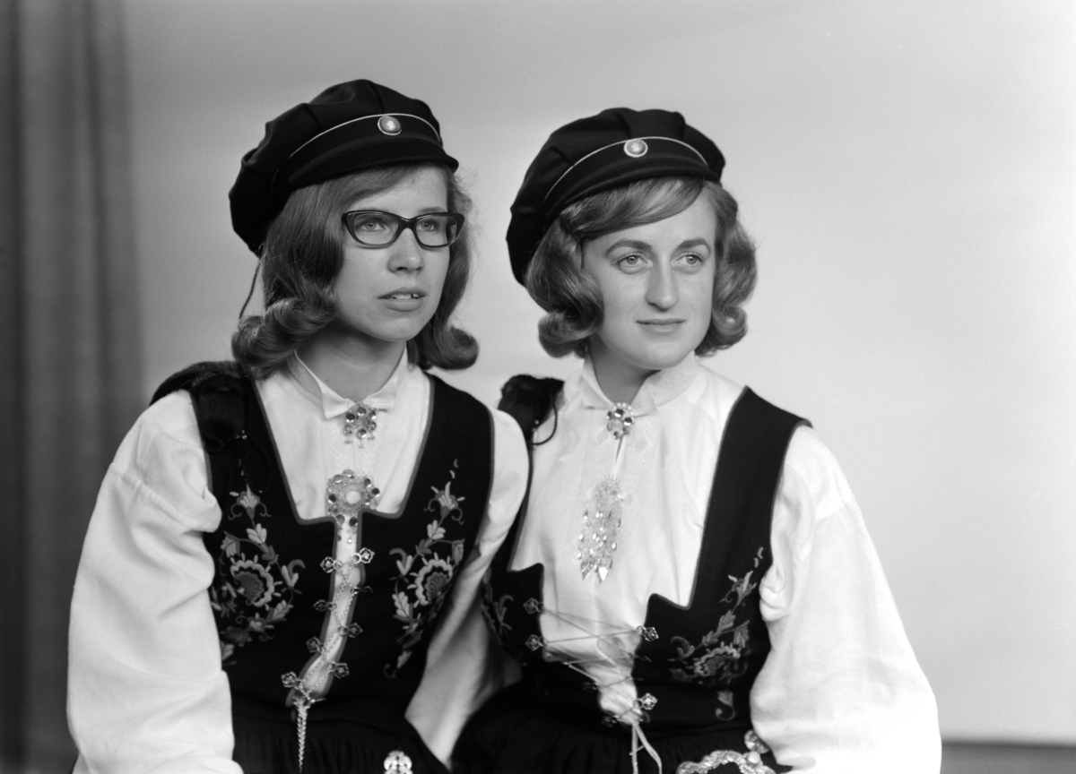 LAILA HANSEN OG UNDIS BAKKEN. STUDENTER, BUNAD. 23/6-1964