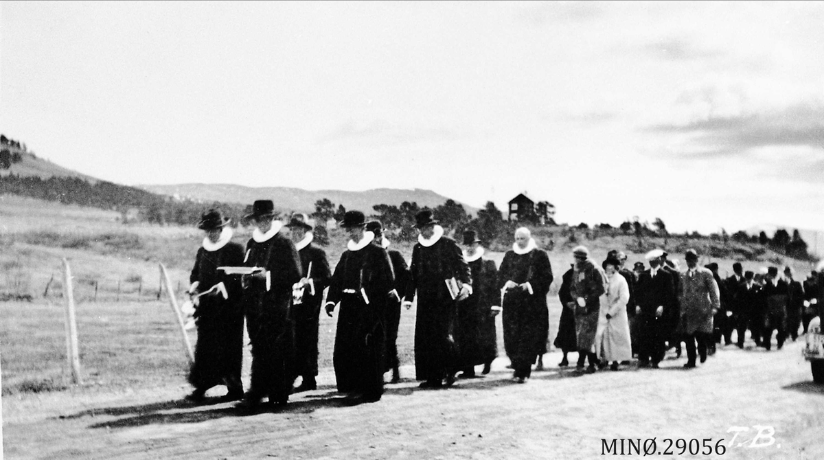 Opptog. Fra innvielsen av Dalen kapell 2. juni 1935. Prestefølget startet på Dalholen gjestgiverei. 