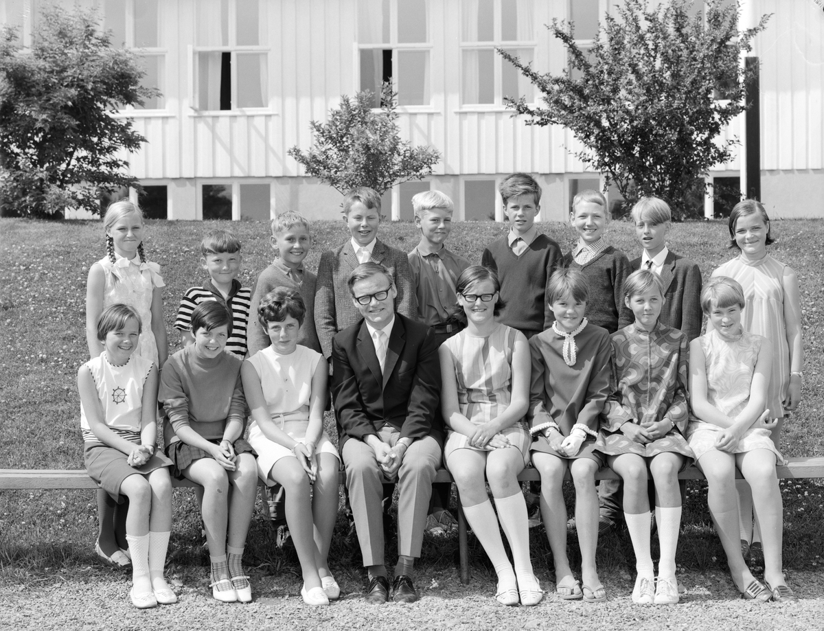 Kirkenær skole, 7. klasse, 1968. Gruppe elver og lærer. Ukjente. 