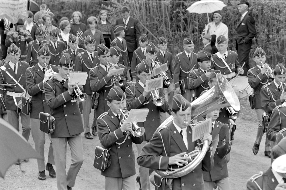 17. mai i Brumunddal 1968. Skoletoget. Brumunddal Jente og Guttemusikkorps. 

http://www. bjgm. no/index. php/historie