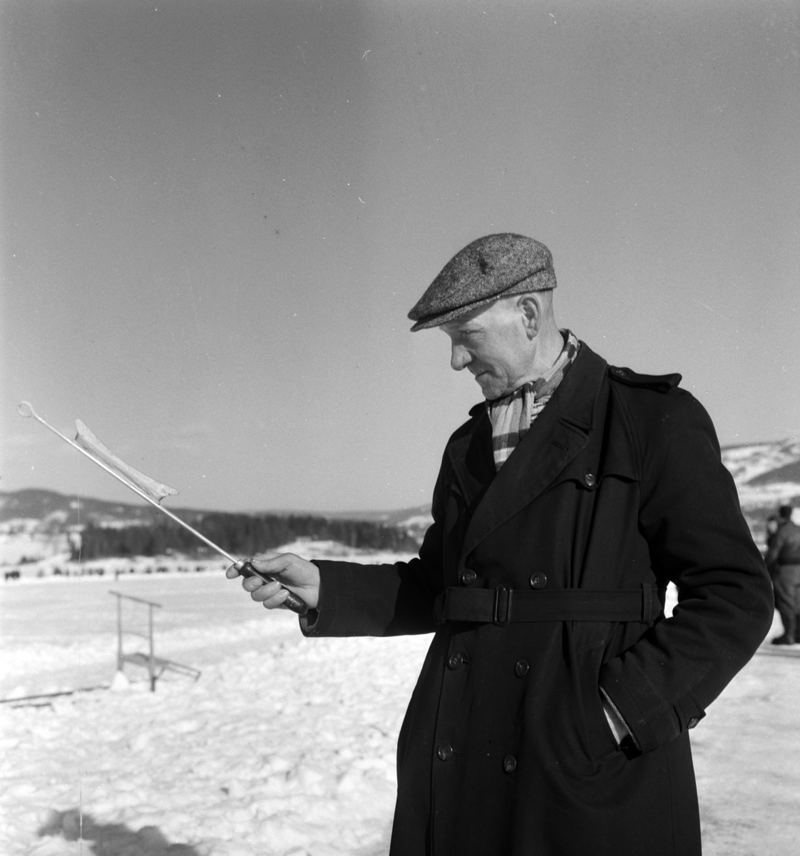 Pilkekonkurranse utenfor Strandsaga i Brumunddal 09. 03. 1958. Fiskekonkurranse på Mjøsisen. Isfiske. ukjent pilker. 
Premier i pilkekonkurransen var bla. en bil, Skoda 1958 modell, motorsykkel, kjøleskap, reiseradio. Se. Na-00293-31 og Na-00293-32 for flere opplysninger. 