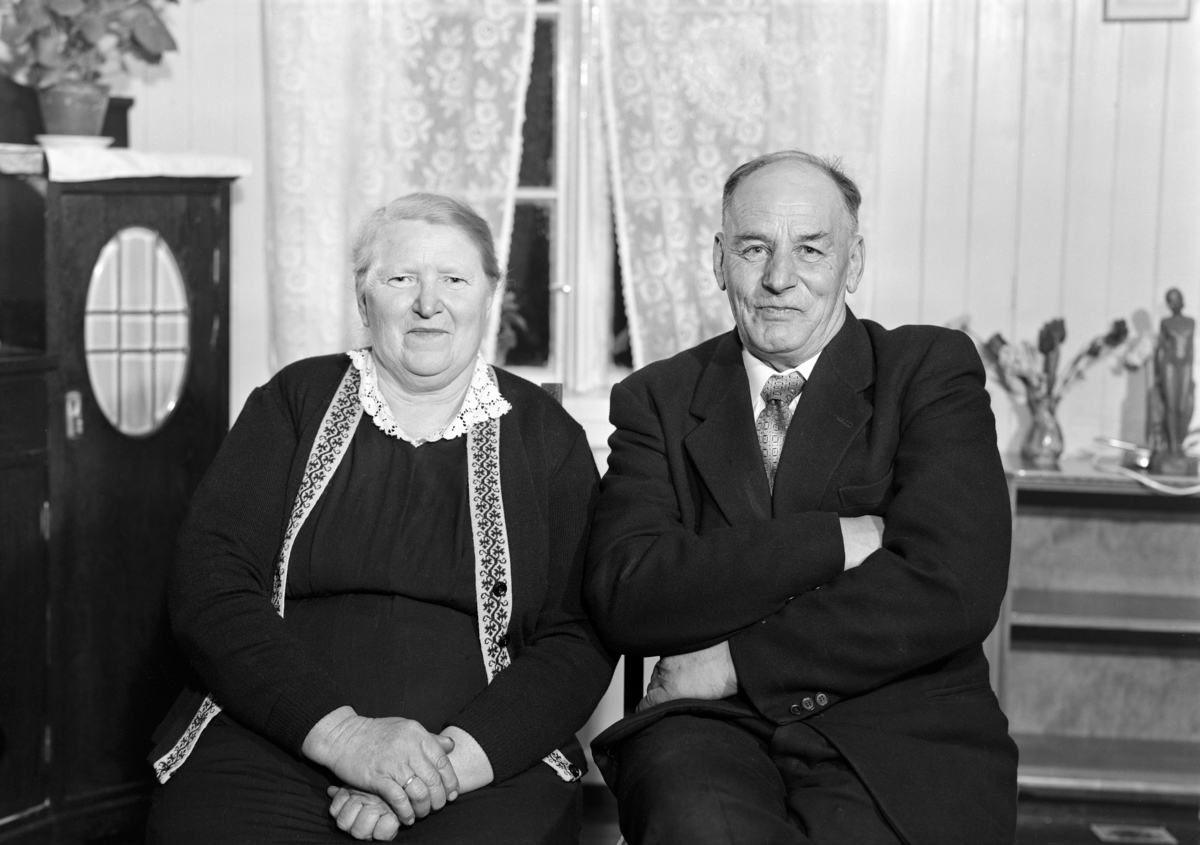 Agnes og Petter Nyhagen, fotografert på Petters 70-års dag den 29. 03-1958. Slettvold. 