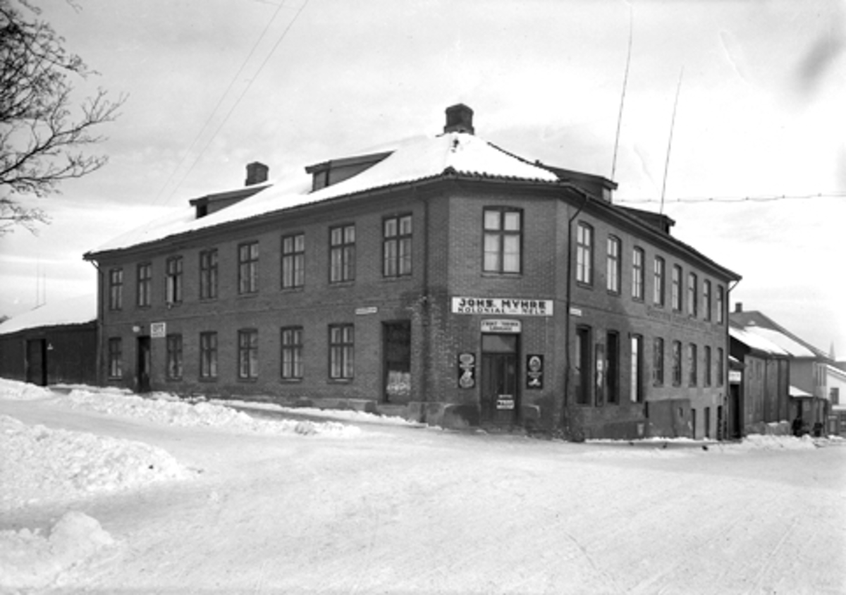 Hamar, Storhamargata 23 i krysset med Heidmanns gate 23, Johs. Myhre kolonialforretning, Søstrene Røhrs pensjonat i andre etasje,