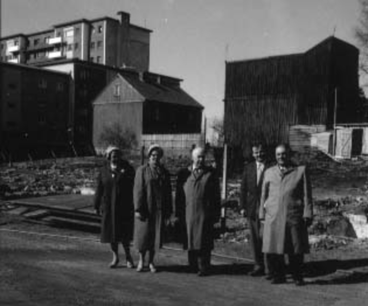 Hamar kommune, byggekomite i Morteruds gate 22, boligblokker i Torggata 102 i bakgrunnen,