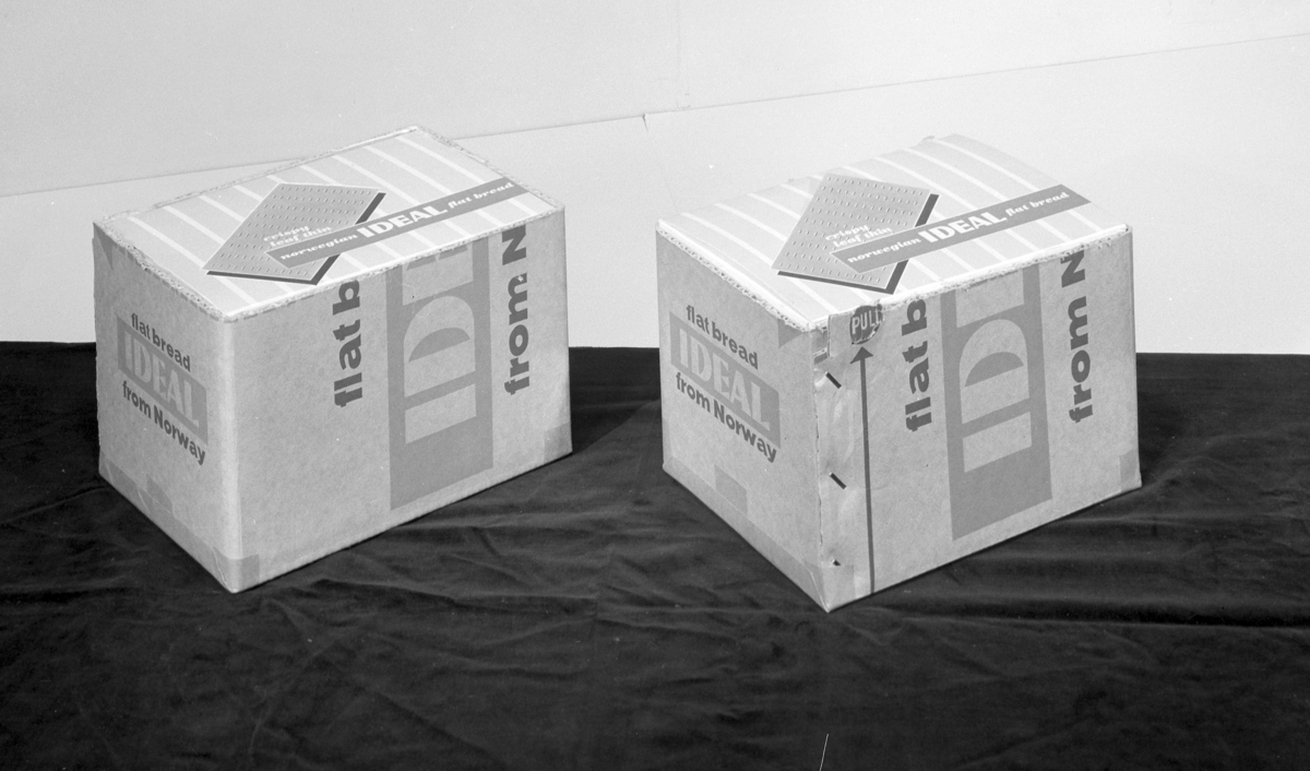 Hamar, Vangsvegen 51, Ideal Flatbrødfabrikk, emballasje, pakninger med engelsk tekst,  "Flatbread Ideal from Norway", eksport, 