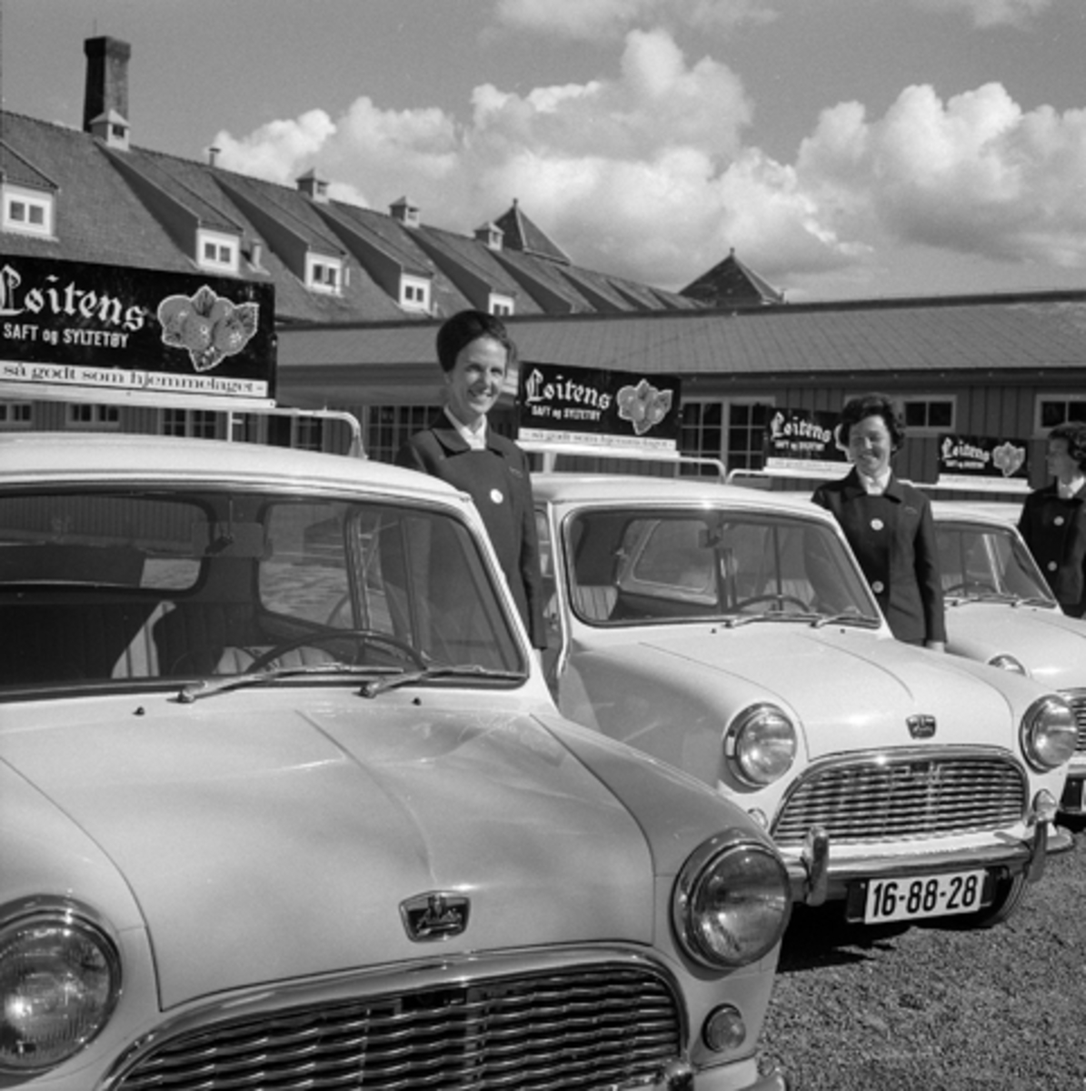 Løten. Løiten Brænderi, Saft- og konservesfabrikk, kvinnelige salgsrepresentanter med egne biler av merke "Austin" fra British Leyland, "Løitens saft og syltetøy - så godt som hjemmelaget",
