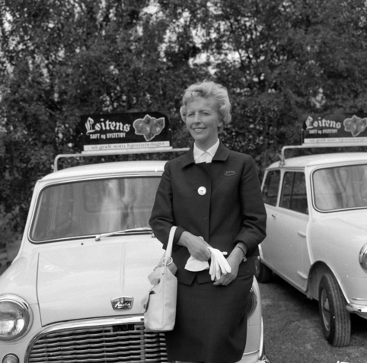 Løten. Løiten Brænderi, Saft- og konservesfabrikk, kvinnelige salgsrepresentanter med egne biler av merke "Austin" fra British Leyland, "Løitens saft og syltetøy - så godt som hjemmelaget",
