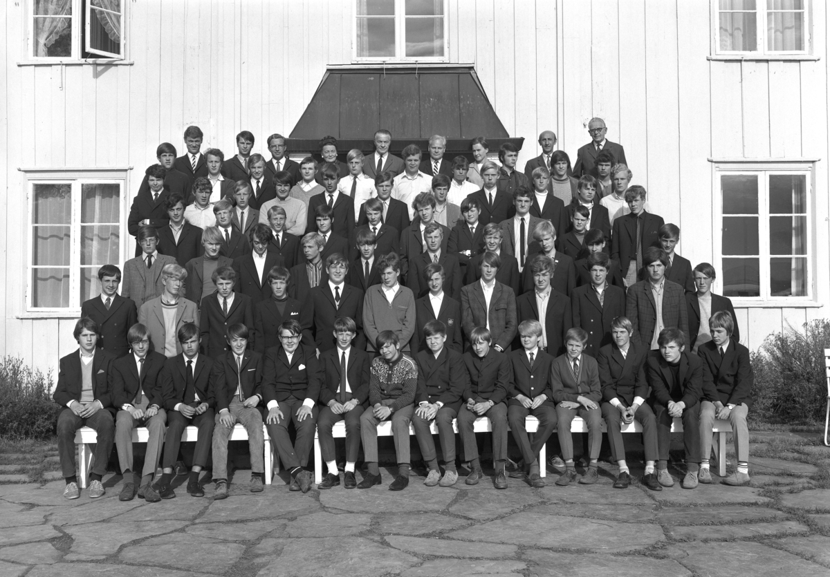 Eckboskolen. 1970. Gruppe 90. Lærere og elever. Eckbo skolen. 
Bilde er tatt 26/5-1970 Eckbo-skolen på Grimerud gard i Ottestad, Stange. Kostskole. 