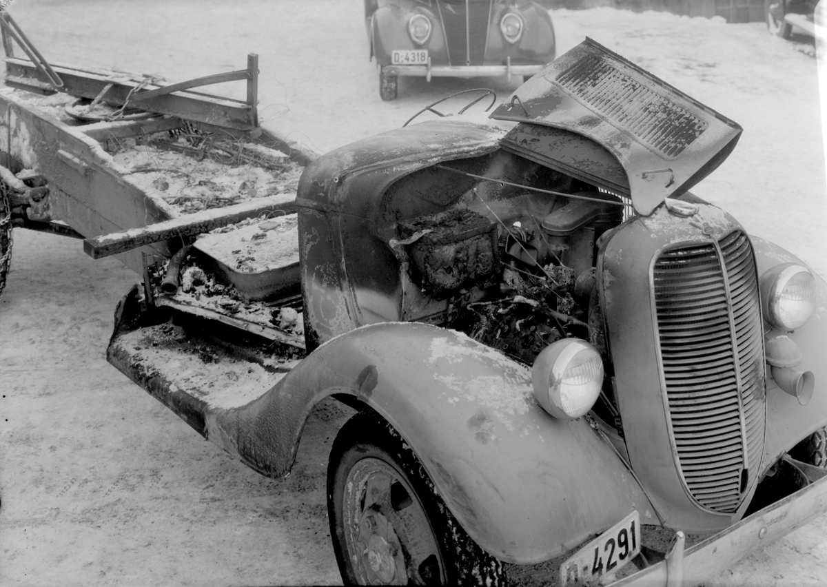 Hamar, Enggata 34, Oplandske Automobilforretning, etablert i 1923, bilforhandler av Ford i Hamar, Tidligere: Oplandske Automobilforretning & Reparationsverksted, kollisjonskadet lastebil Ford V8 1937 modell med reistreringsnummer D-4291.